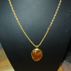 Vtg Shell Necklace On Gold-plated Chain